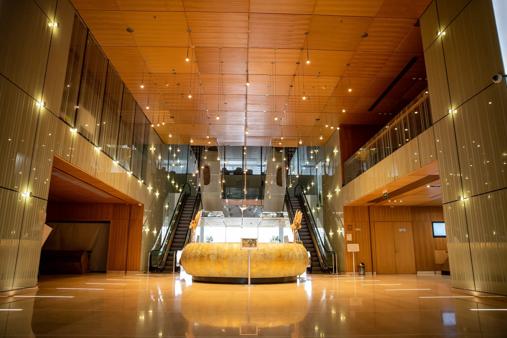 Foto moderna de un lobby de hotel.